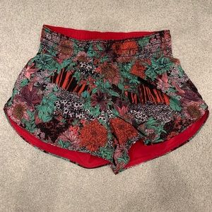 Lululemon printed solid reversible shorts size 4
